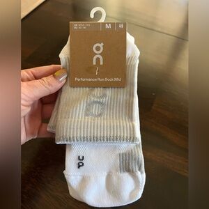 ON performance running sock mid sock length